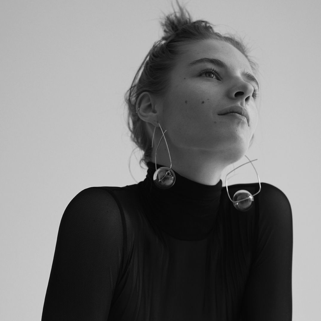 Geometric earrings with maxi sphere