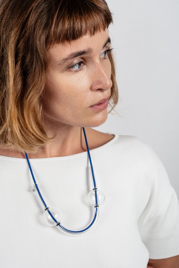 Collar de cuerda azul con esferas y tubos de cristal